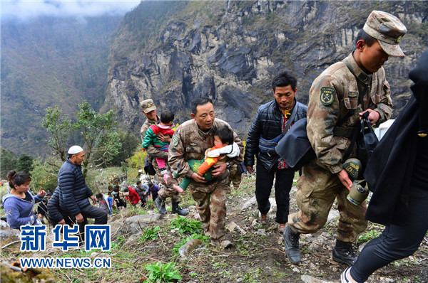 壮歌：西藏军区某团抗震救灾记事mg不朽情缘网站大爱谱写爱民(图1)
