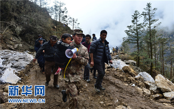 壮歌：西藏军区某团抗震救灾记事mg不朽情缘网站大爱谱写爱民(图2)