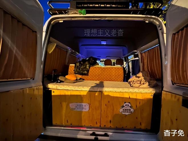 改装床车旅行来一场说走就走的自驾游不朽情缘平台露营在水草边福特全顺(图4) 改装床车旅行来一场说走就走的自驾游不朽情缘平台露营在水草边福特全顺(图4)