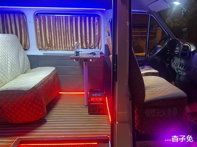 改装床车旅行来一场说走就走的自驾游不朽情缘平台露营在水草边福特全顺(图1) 改装床车旅行来一场说走就走的自驾游不朽情缘平台露营在水草边福特全顺(图1)